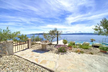 House for 5 Guests with Infinity Pool in Vrh