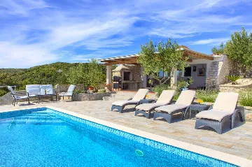 House for 5 Guests with Infinity Pool in Vrh