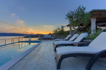 House for 5 Guests with Infinity Pool in Vrh