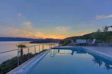 House for 5 Guests with Infinity Pool in Vrh