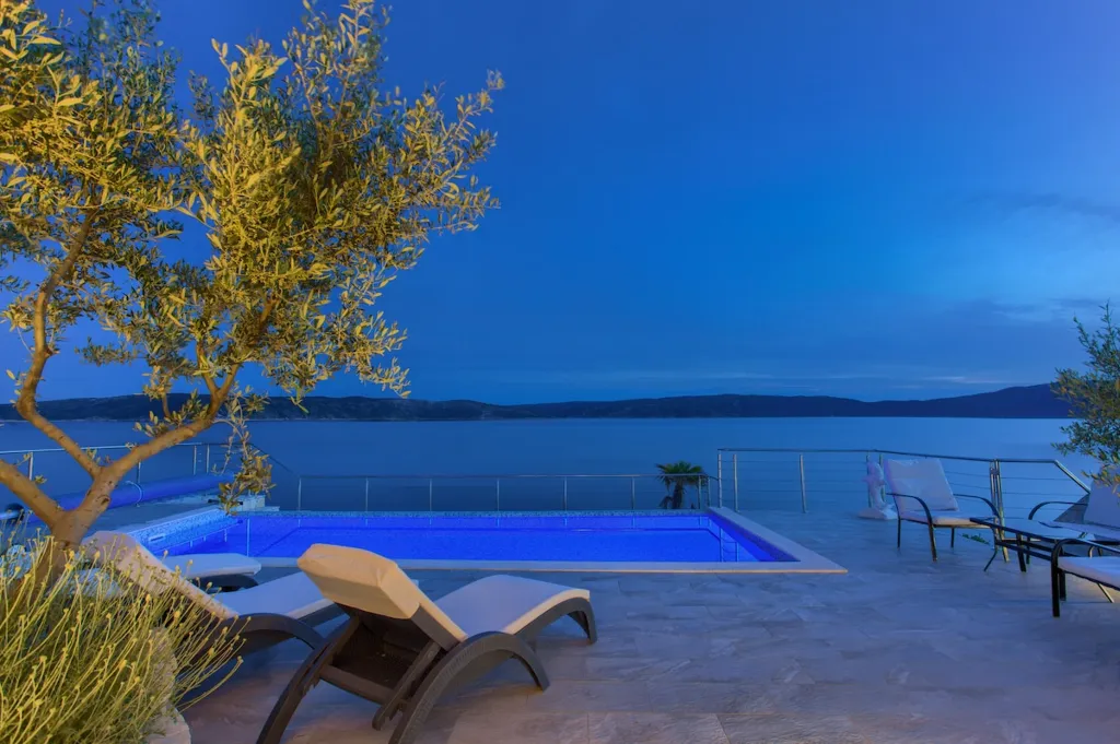 House for 5 Guests with Infinity Pool in Vrh