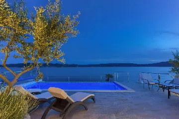 House for 5 Guests with Infinity Pool in Vrh