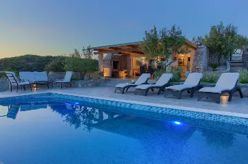 House for 5 Guests with Infinity Pool in Vrh