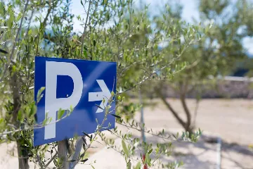 House for 5 Guests with Infinity Pool in Vrh