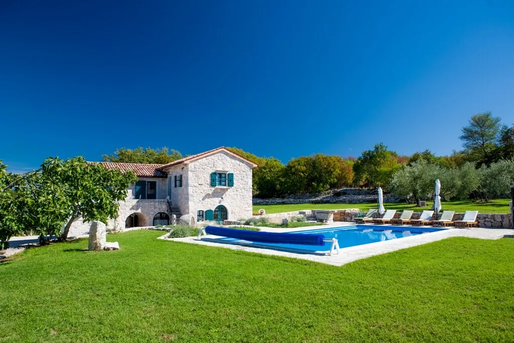 3-Bedroom House in Strilčići with Pool & Sea Views