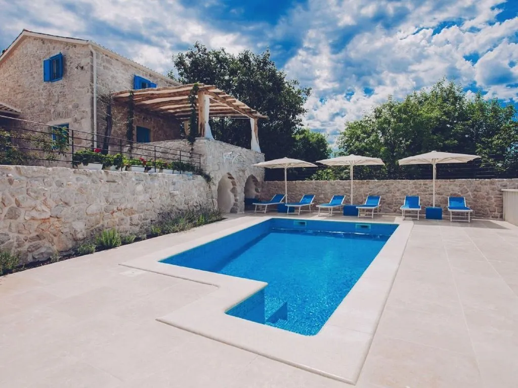Renovated House with Private Pool in Gabonjin