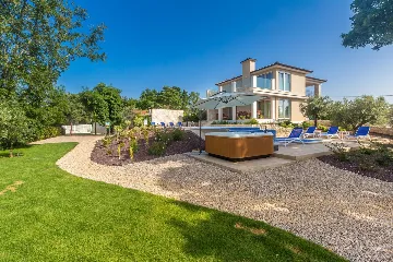 Modern House with Pool for 10 Guests in Ljutići