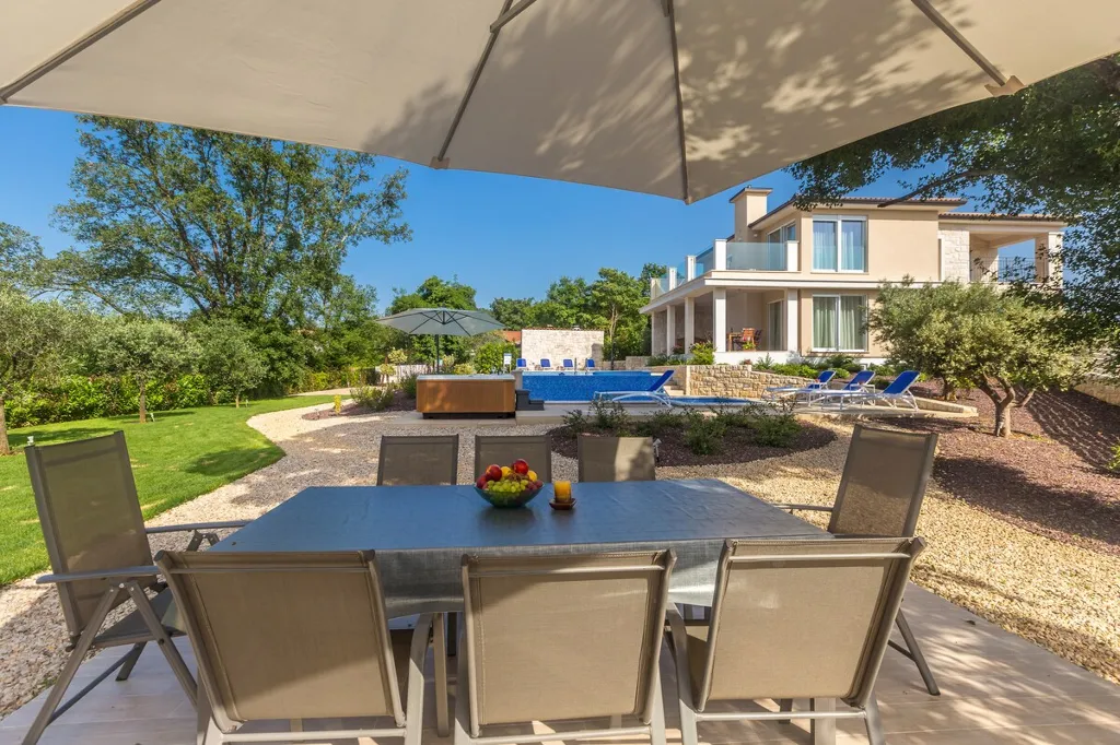 Modern House with Pool for 10 Guests in Ljutići