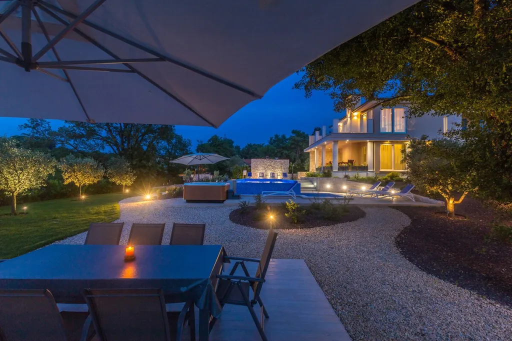 Modern House with Pool for 10 Guests in Ljutići