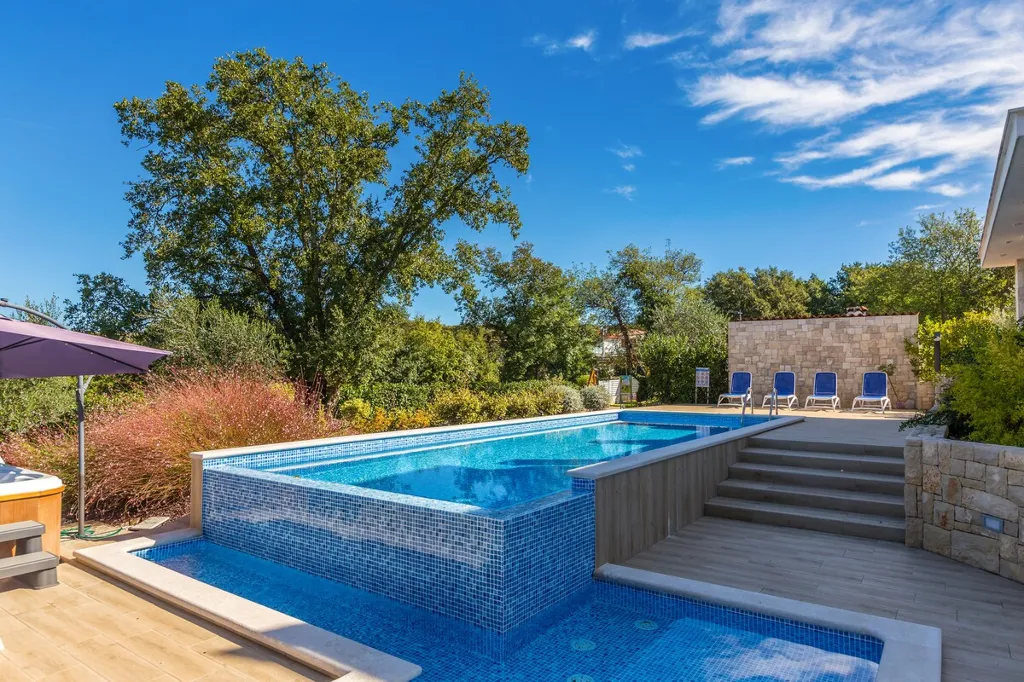 Modern House with Pool for 10 Guests in Ljutići