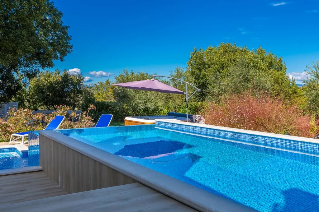 Modern House with Pool for 10 Guests in Ljutići