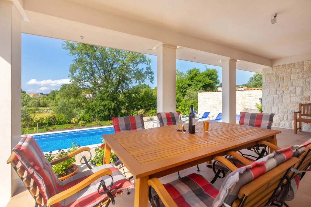 Modern House with Pool for 10 Guests in Ljutići