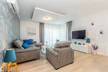 Modern House with Pool for 10 Guests in Ljutići