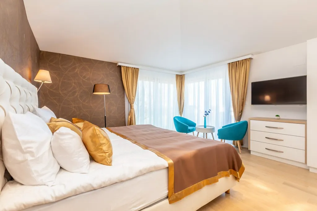 Modern House with Pool for 10 Guests in Ljutići