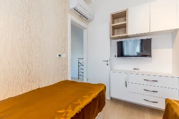 Modern House with Pool for 10 Guests in Ljutići