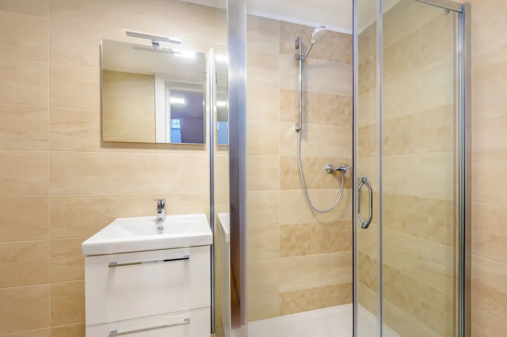 Modern House with Pool for 10 Guests in Ljutići