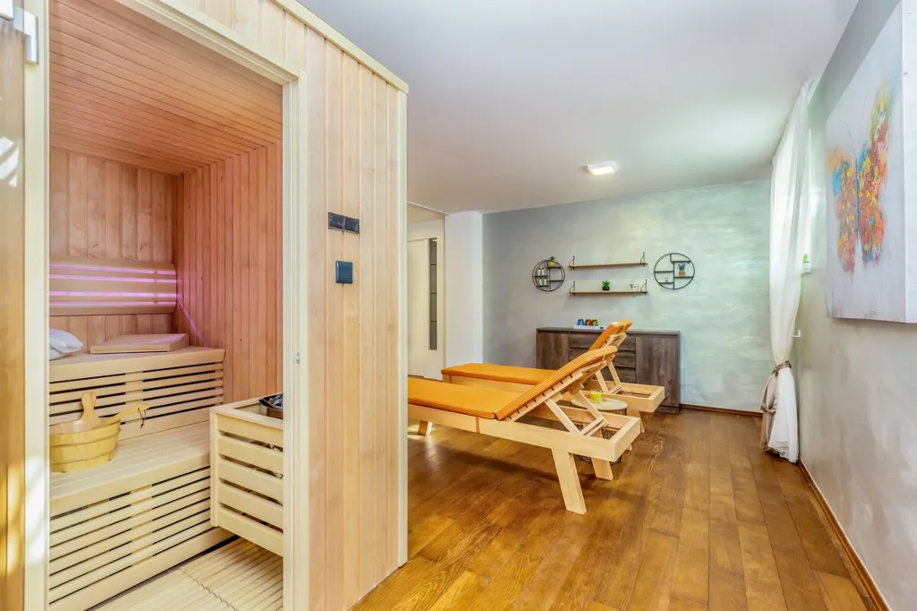 Modern House with Pool for 10 Guests in Ljutići