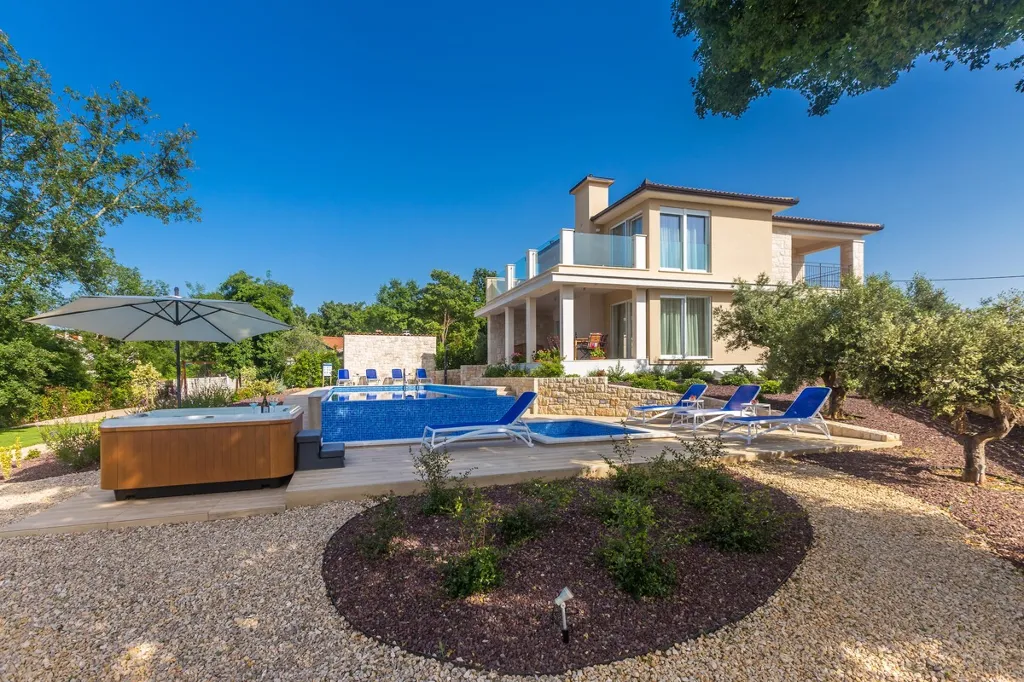 Modern House with Pool for 10 Guests in Ljutići