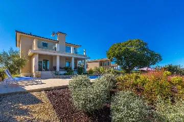 Modern House with Pool for 10 Guests in Ljutići