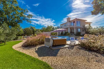 Modern House with Pool for 10 Guests in Ljutići