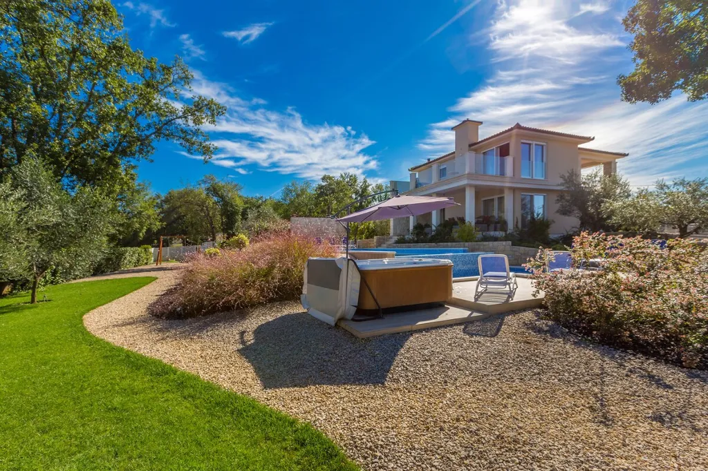 Modern House with Pool for 10 Guests in Ljutići