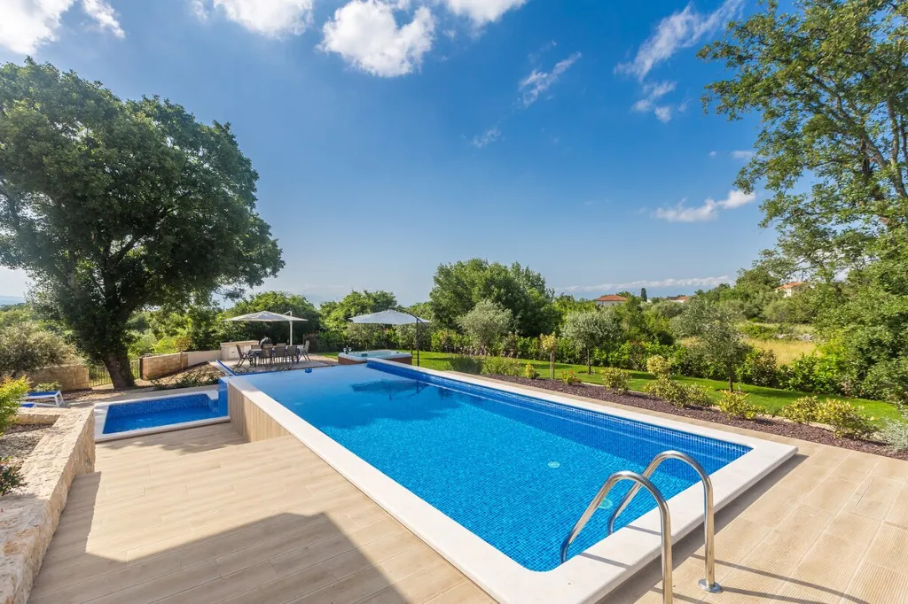 Modern House with Pool for 10 Guests in Ljutići