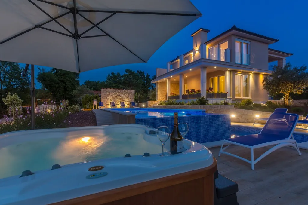 Modern House with Pool for 10 Guests in Ljutići