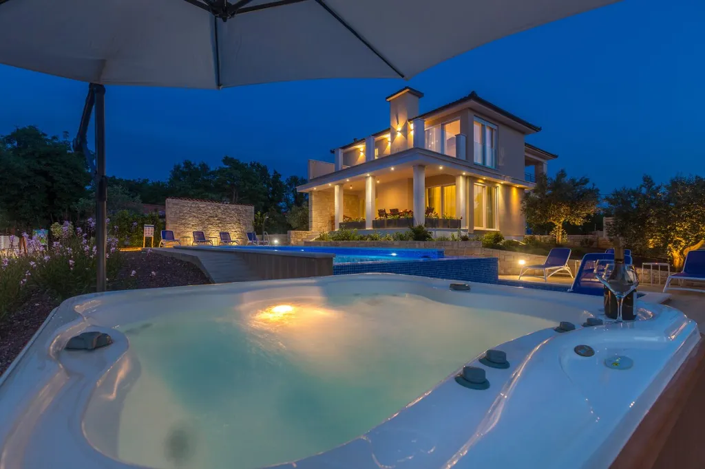 Modern House with Pool for 10 Guests in Ljutići