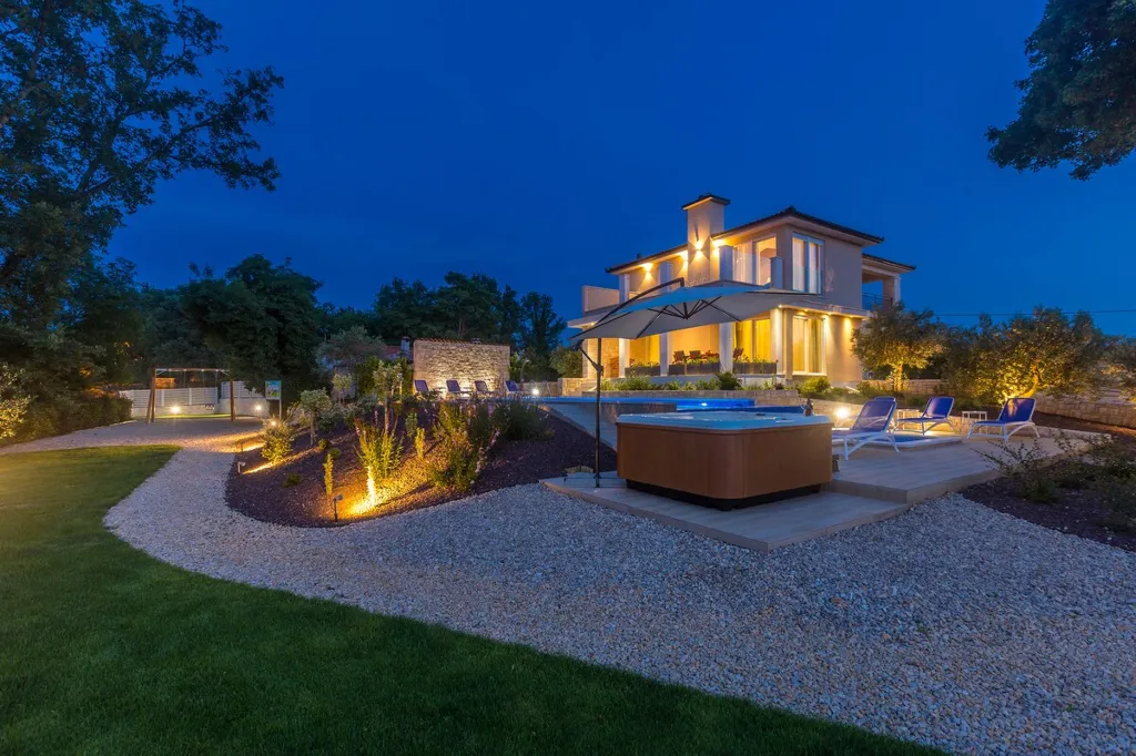 Modern House with Pool for 10 Guests in Ljutići