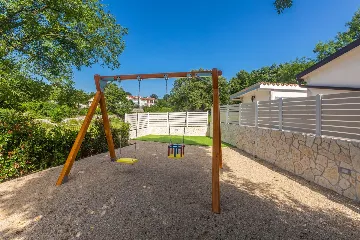 Modern House with Pool for 10 Guests in Ljutići