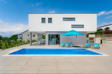4-Bedroom Villa with Pool & Sea View in Kremenići