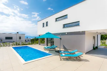 4-Bedroom Villa with Pool & Sea View in Kremenići
