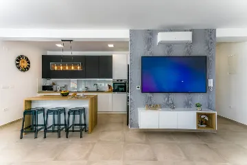 4-Bedroom Villa with Pool & Sea View in Kremenići