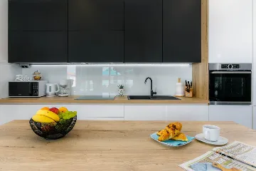 4-Bedroom Villa with Pool & Sea View in Kremenići