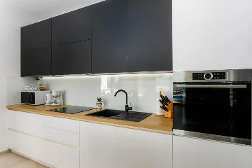 4-Bedroom Villa with Pool & Sea View in Kremenići