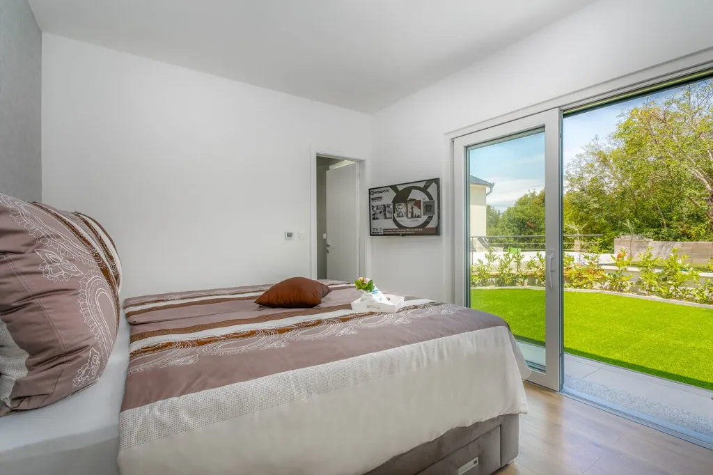 4-Bedroom Villa with Pool & Sea View in Kremenići