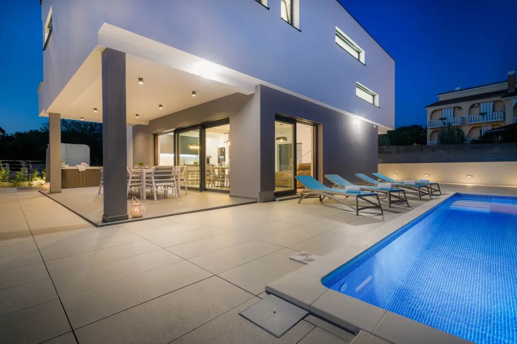 4-Bedroom Villa with Pool & Sea View in Kremenići