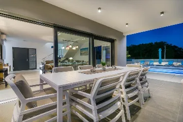 4-Bedroom Villa with Pool & Sea View in Kremenići