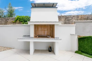 4-Bedroom Villa with Pool & Sea View in Kremenići