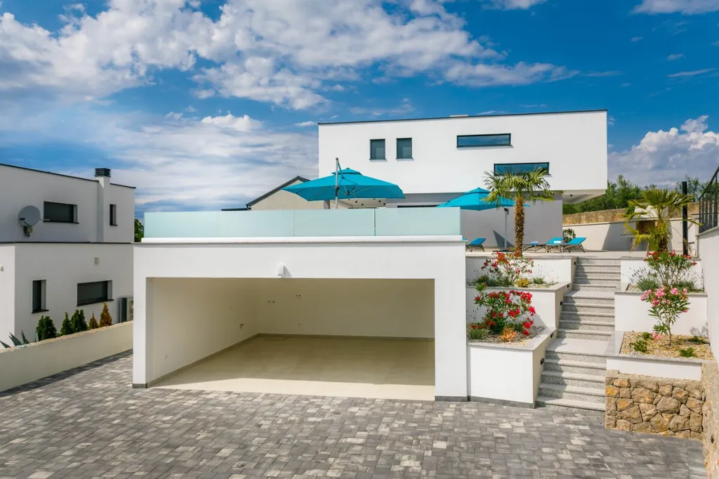 4-Bedroom Villa with Pool & Sea View in Kremenići