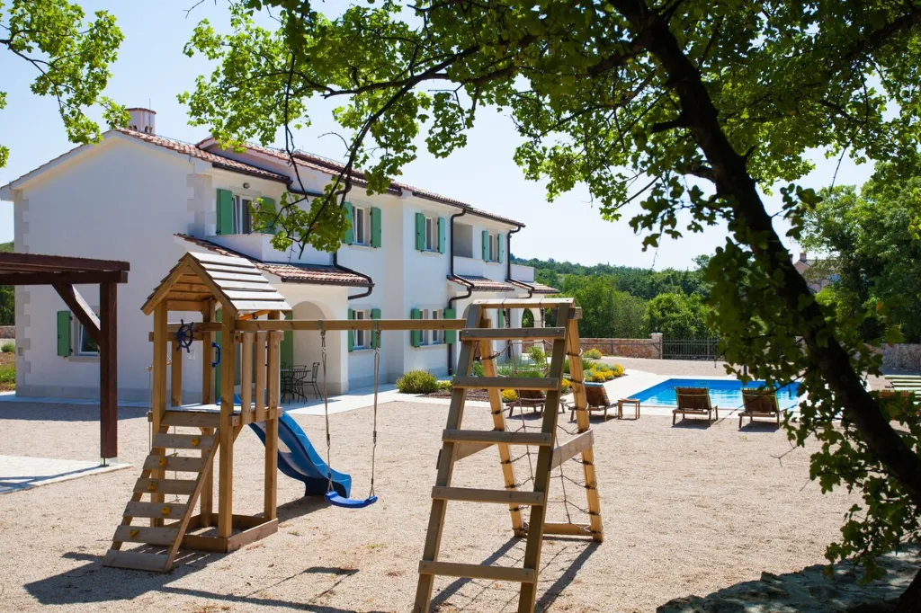 Villa with Pool and Fenced Courtyard in Kras