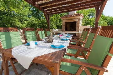 Villa with Pool and Fenced Courtyard in Kras