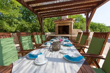 Villa with Pool and Fenced Courtyard in Kras