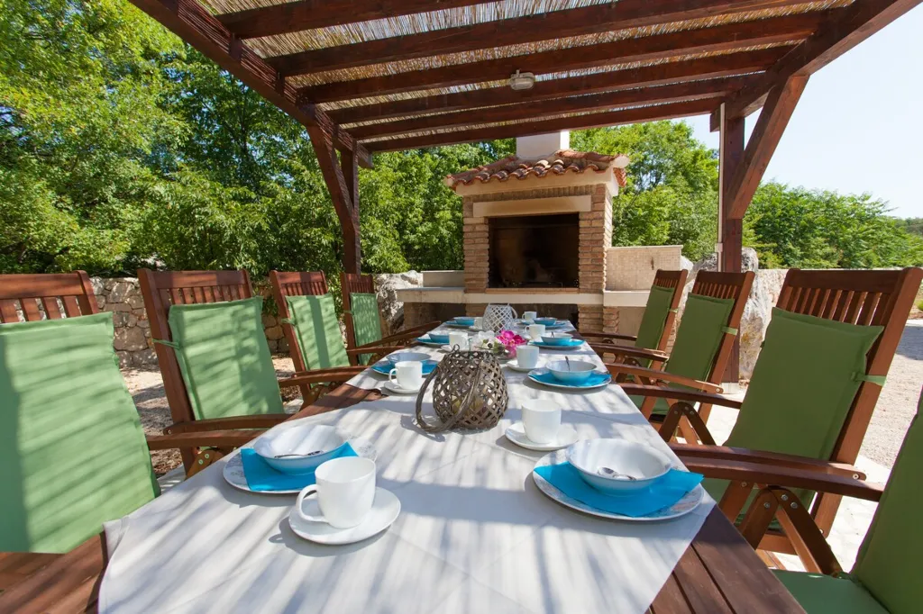 Villa with Pool and Fenced Courtyard in Kras