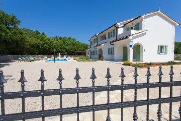 Villa with Pool and Fenced Courtyard in Kras