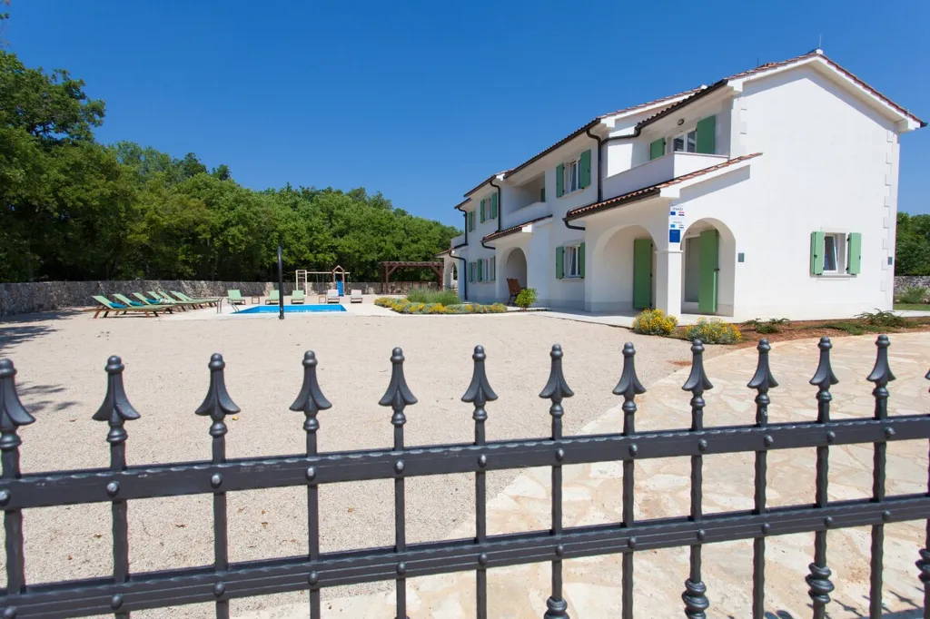 Villa with Pool and Fenced Courtyard in Kras