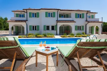Villa with Pool and Fenced Courtyard in Kras