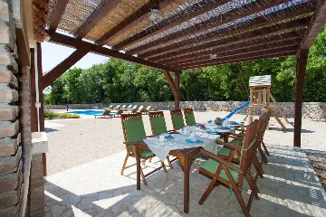Villa with Pool and Fenced Courtyard in Kras