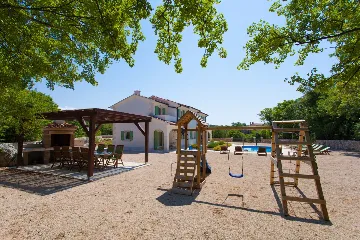 Villa with Pool and Fenced Courtyard in Kras