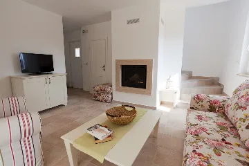 Villa with Pool and Fenced Courtyard in Kras